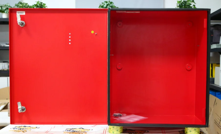 Red NEMA 4X safety enclosure with open door and dual locks - UL Electrical Enclosures for Fire Pump Controls - E-Abel - E-Abel Boîtier de sécurité rouge NEMA 4X avec porte ouverte et double verrouillage