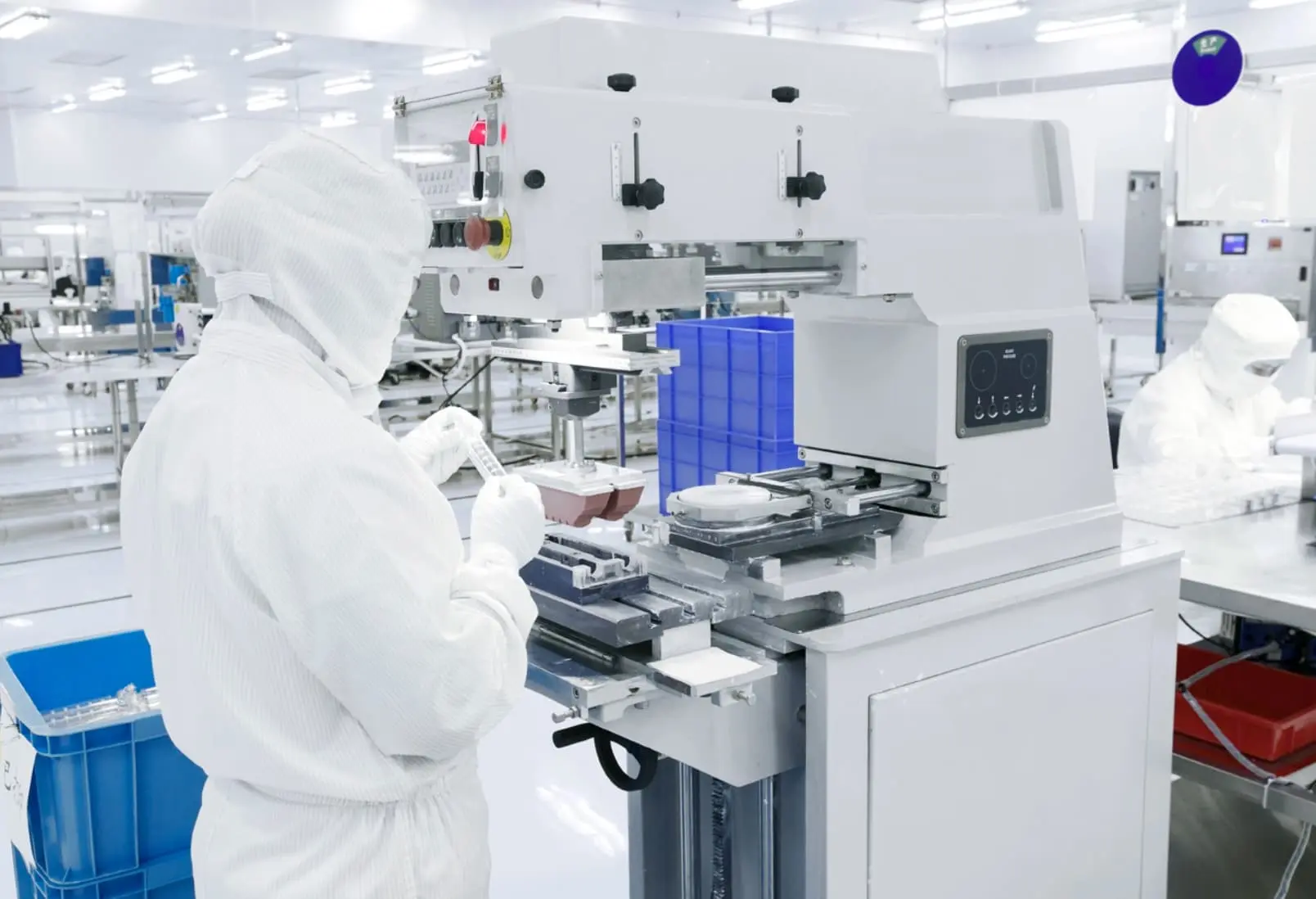 Un technicien médical exploite un appareil dans un laboratoire stérile