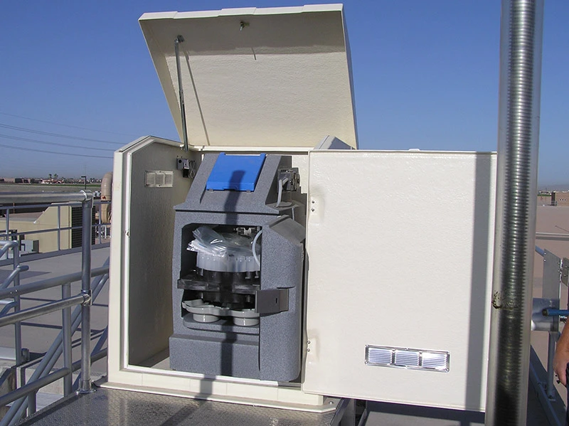 Outdoor electrical enclosure with equipment inside - Fiberglass vs. Polycarbonate Electrical Enclosures: A Comprehensive Comparison - E-Abel - E-Abel Coffret électrique extérieur avec équipement à l'intérieur