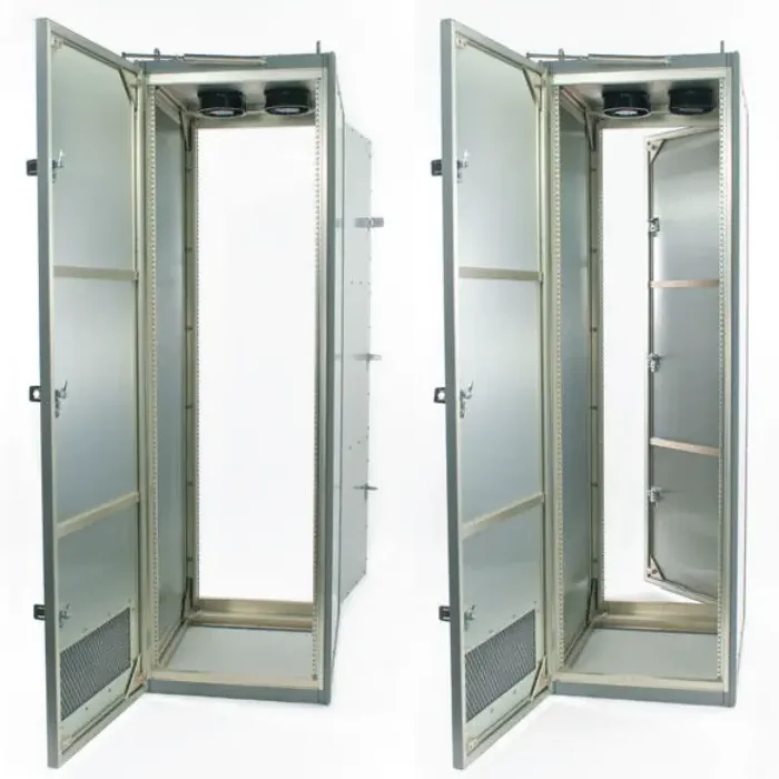 Armoires hautes en métal avec portes ouvertes pour révéler l'intérieur