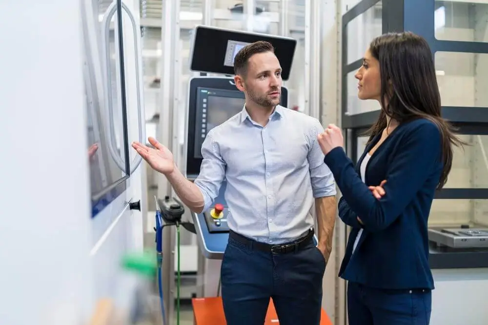 Professionals discussing refrigeration control system design - Delivering Low-Energy Refrigeration Control Boxes for Latvia’s Green Transition - E-Abel - E-Abel - Knowledge Hub - E-Abel - E-Abel Des professionnels discutent de la conception des systèmes de contrôle de réfrigération