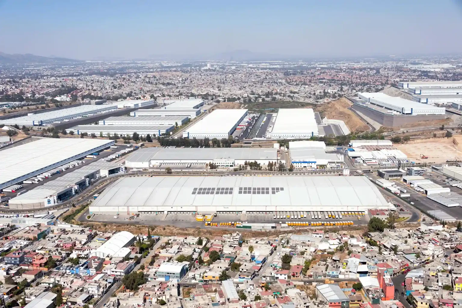 Aerial view of Mexico industrial parks for nearshoring hubs - Industrial Enclosures Built for Mexico’s Growing Manufacturing Base - E-Abel - E-Abel - Knowledge Hub - E-Abel - E-Abel Vue aérienne des parcs industriels mexicains destinés aux plateformes de nearshoring