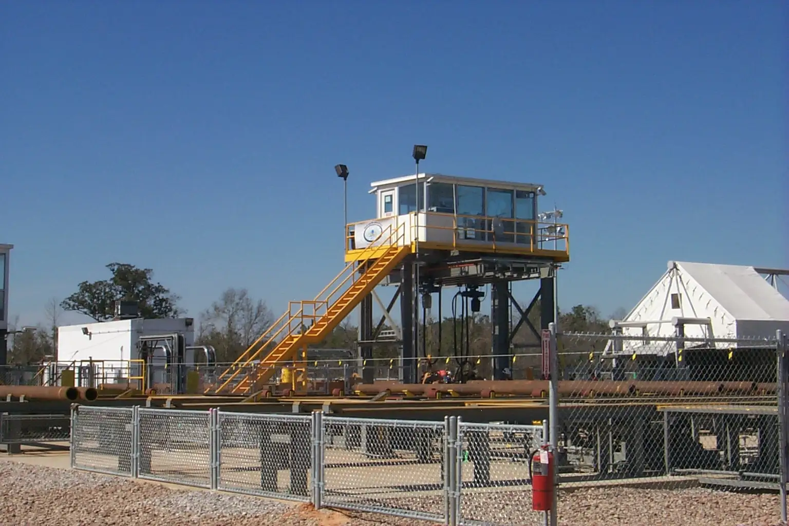 Durable load center enclosure at Canadian construction site - Durable Load Center Enclosures for Canadian Construction Sites - E-Abel - E-Abel - Knowledge Hub - E-Abel - E-Abel Enceinte de centre de charge durable sur un chantier de construction canadien