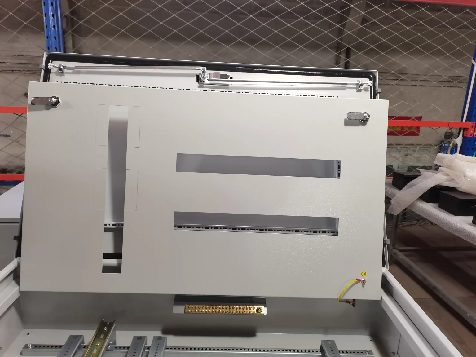 Inner panel of electrical cabinet with slot cutouts - Australia Smart Grid Upgrade: Integrating Distributed Rooftop Solar for Grid Stability - E-Abel - E-Abel - Knowledge Hub - E-Abel - E-Abel Panneau intérieur d'armoire électrique avec découpes en fente
