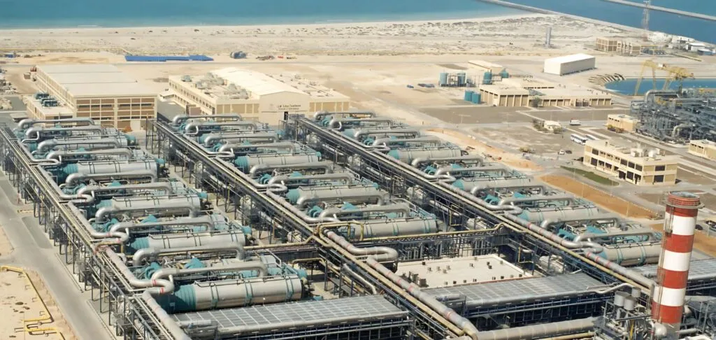 Saudi facilities need anti corrosion enclosures for durability - Anti-Corrosion Control Cabinets for Saudi Desalination and Petrochemicals - E-Abel - E-Abel - Knowledge Hub - E-Abel - E-Abel Les installations saoudiennes ont besoin d'enceintes anticorrosion pour assurer leur durabilité.