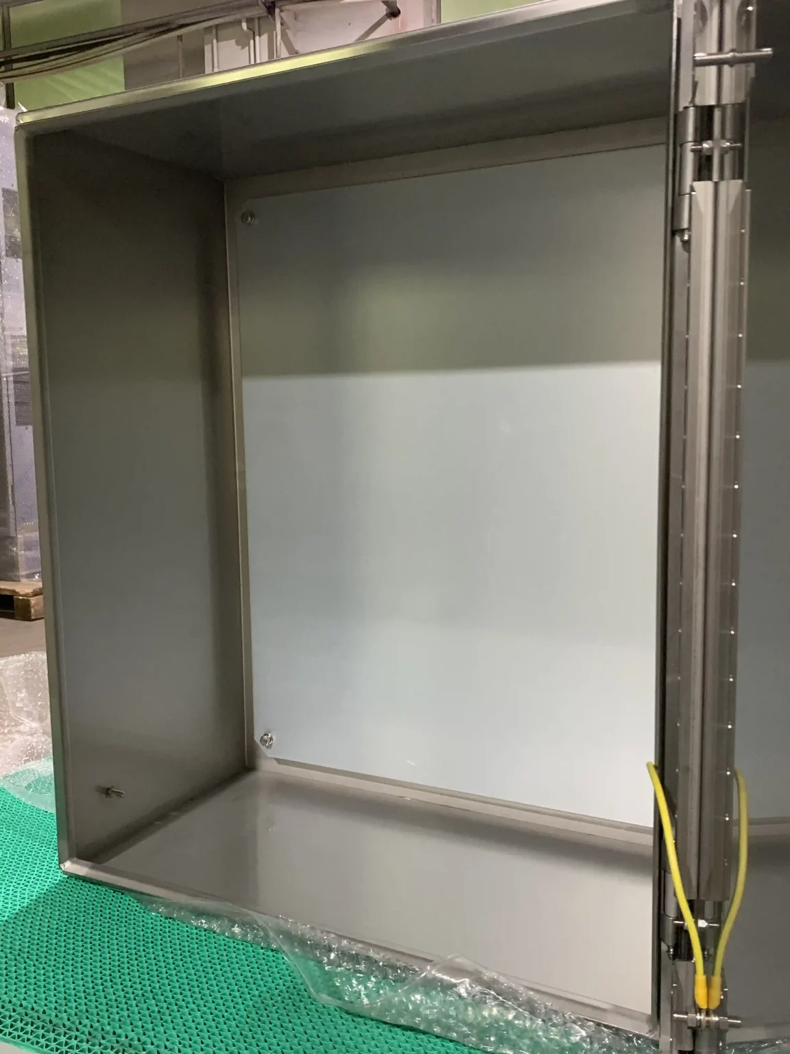 316 stainless steel box with hinged door and clean interior - UAE Extreme Climate: 316 Stainless Steel Distribution Cabinets - E-Abel - E-Abel - Knowledge Hub - E-Abel - E-Abel Boîte en acier inoxydable 316 avec porte à charnières et intérieur propre