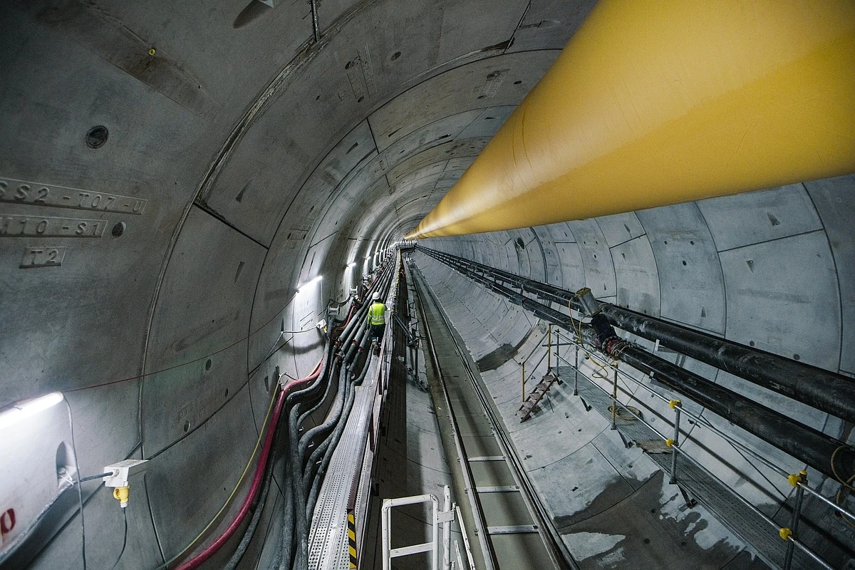 A clean DTSS tunnel shows pipes and vents for water flow - Singapore Deep Tunnel: Corrosion-Resistant Power & Lighting Cabinets - E-Abel - E-Abel - Knowledge Hub - E-Abel - E-Abel Un tunnel DTSS propre révèle la présence de canalisations et d'évents pour l'écoulement de l'eau.