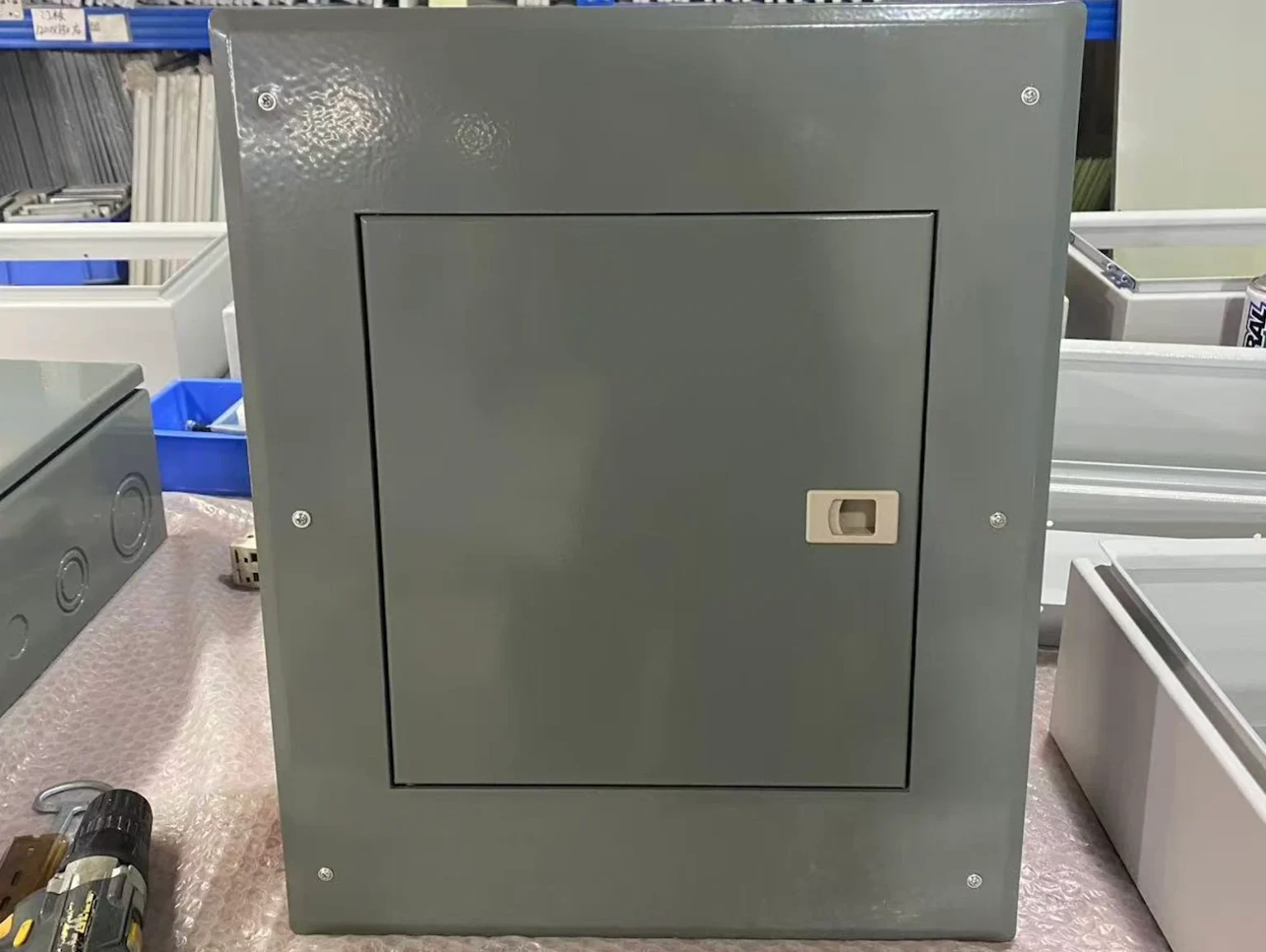 Closed flush mounted American style electrical box front panel - USA Project: Flush-Mounted American Electrical Box for Local Compliance & Fast Delivery - E-Abel - E-Abel - Knowledge Hub - E-Abel - E-Abel Panneau avant de boîte électrique encastrée de style américain