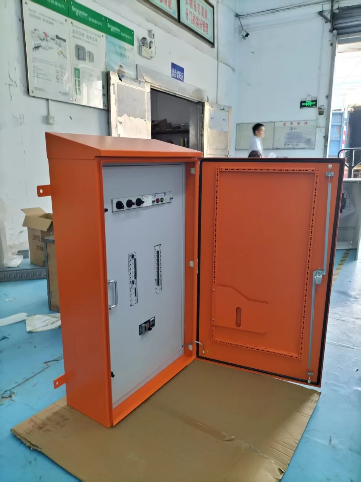 Large orange Power Distribution Cabinet in workshop - Space-Efficient Vertical Distribution Cabinets for Australia - E-Abel - E-Abel - Knowledge Hub - E-Abel - E-Abel Grande armoire de distribution électrique orange dans l'atelier