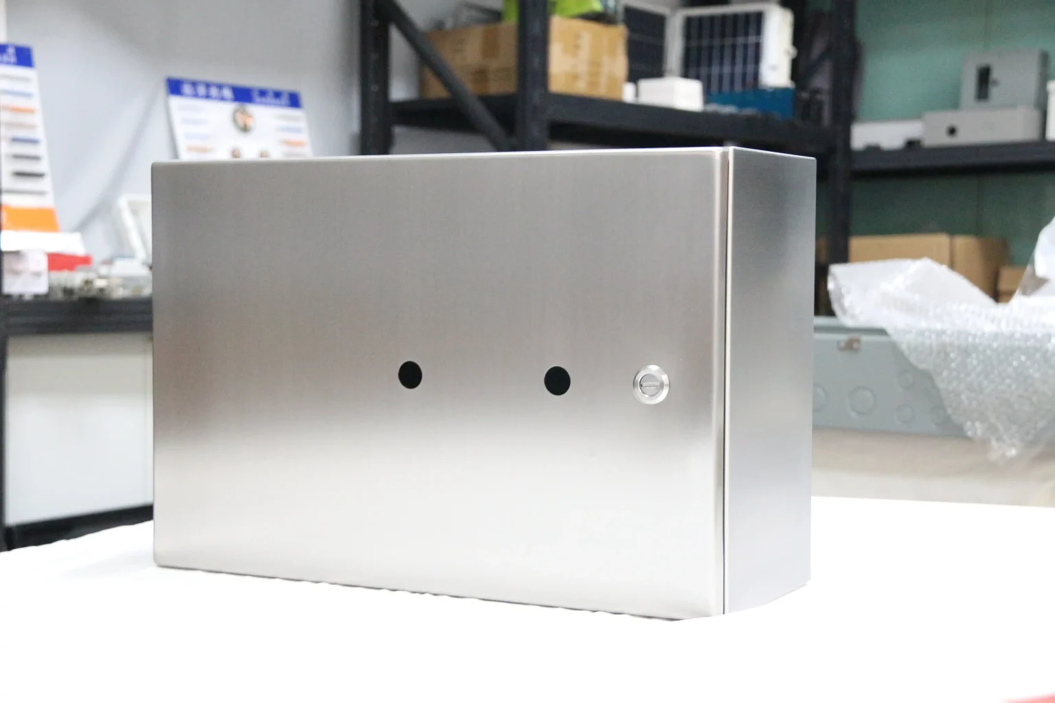Metal electrical enclosure with lock and holes - Clean Power Distribution for U.S. Dark Matter Laboratory - E-Abel - E-Abel - Knowledge Hub - E-Abel - E-Abel Boîtier électrique métallique avec serrure et trous