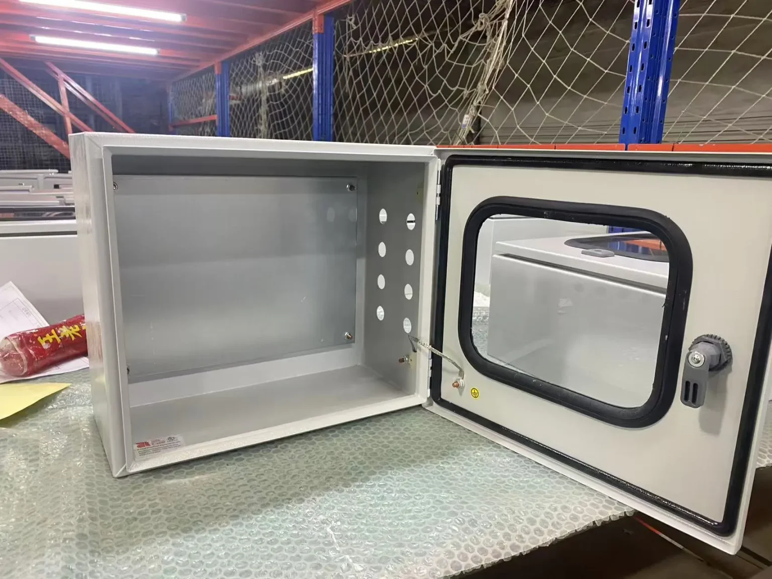 Open electrical box with sealed window - Canada: High-Protection Custom Enclosures Supporting Urban and Remote Infrastructure Applications - E-Abel - E-Abel - Knowledge Hub - E-Abel - E-Abel Boîte électrique ouverte avec fenêtre scellée