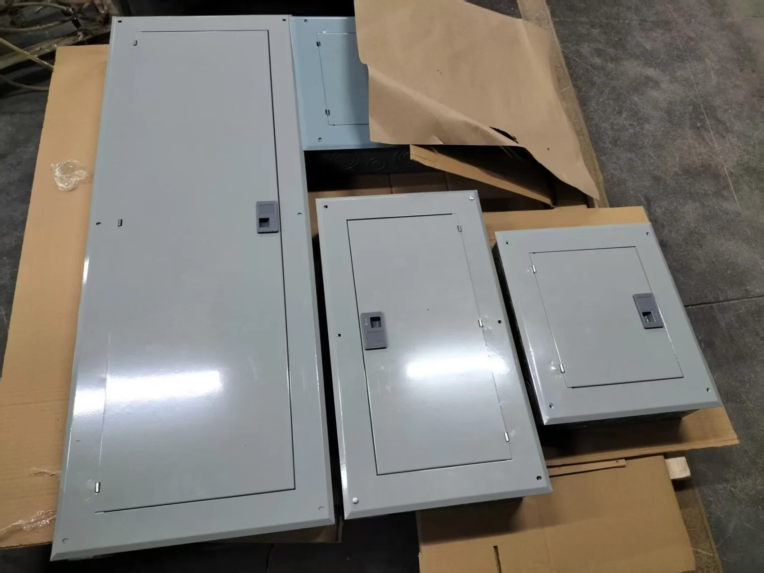 Various sizes of enclosed load center panels used for residential or industrial power distribution - Core Flexibility: Custom-Built Load Centers with Modular Backplates - E-Abel - E-Abel - Knowledge Hub - E-Abel - E-Abel Panneaux de distribution électrique de différentes tailles, utilisés pour la distribution d'énergie résidentielle ou industrielle