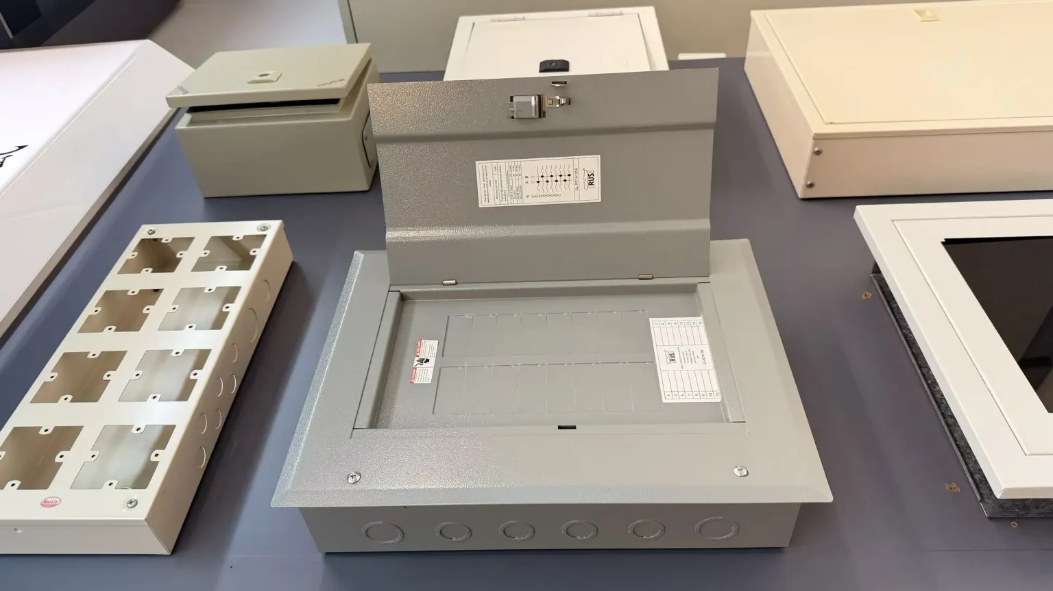 Wall mounted load center with labeled circuit slots - USA Residential Upgrade: Standard Load Centers for Modern Homes - E-Abel - E-Abel - Knowledge Hub - E-Abel - E-Abel Tableau de distribution mural avec emplacements de circuits étiquetés