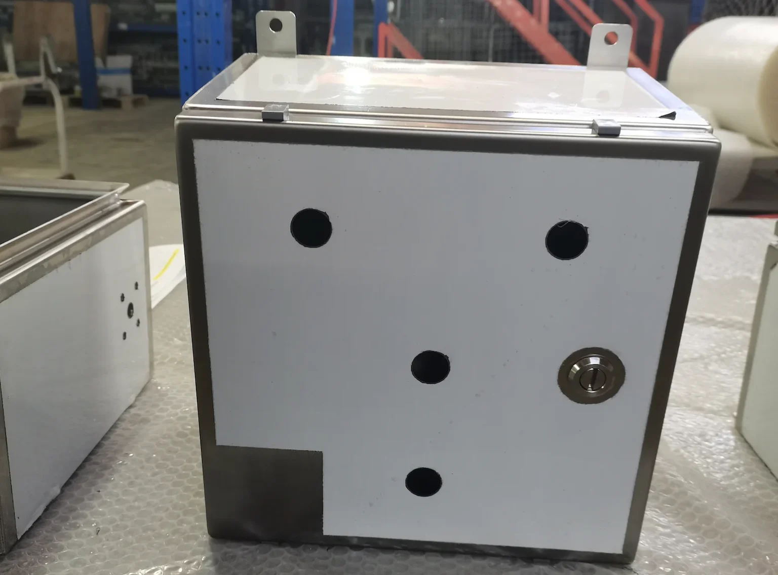 White metal enclosure with lock and holes - Dubai Wastewater Plant: Corrosion-Resistant Power & VFD System - E-Abel - E-Abel - Knowledge Hub - E-Abel - E-Abel Boîtier métallique blanc avec serrure et trous