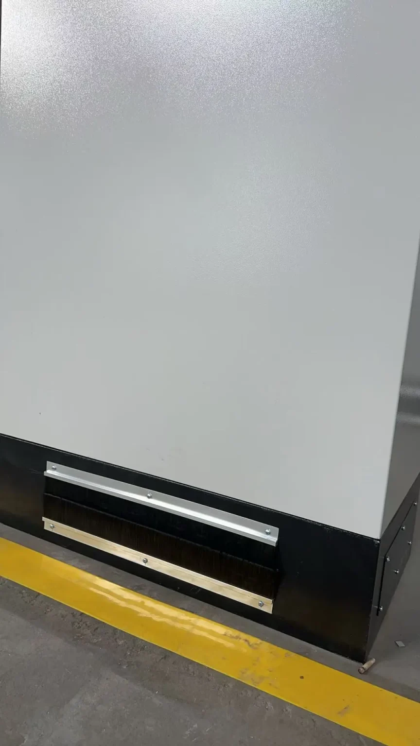 Bottom cable entry with brush strip - Carbon Steel Industrial Enclosures with Bottom Cable Entry - E-Abel - E-Abel - Knowledge Hub - E-Abel - E-Abel Entrée de câble inférieure avec brosse