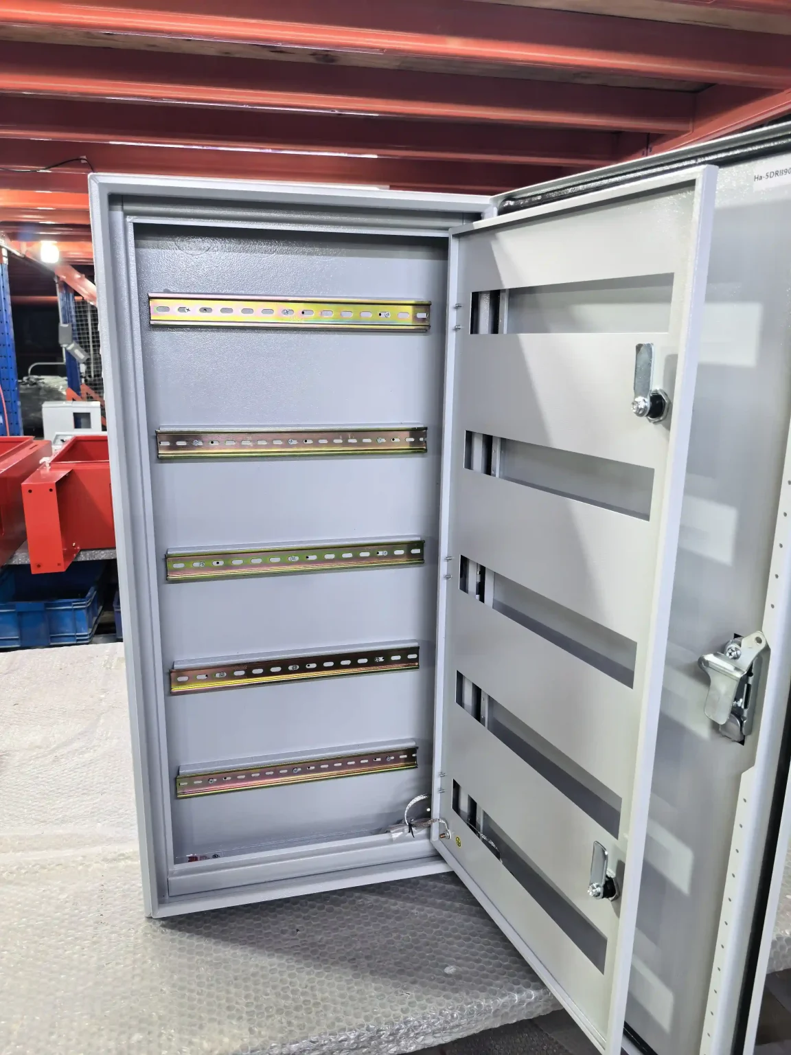 Electrical distribution box with DIN rails inside - Australia Circuit Boxes for Solar Storage - E-Abel - E-Abel - Knowledge Hub - E-Abel - E-Abel Boîtier de distribution électrique avec rails DIN à l'intérieur