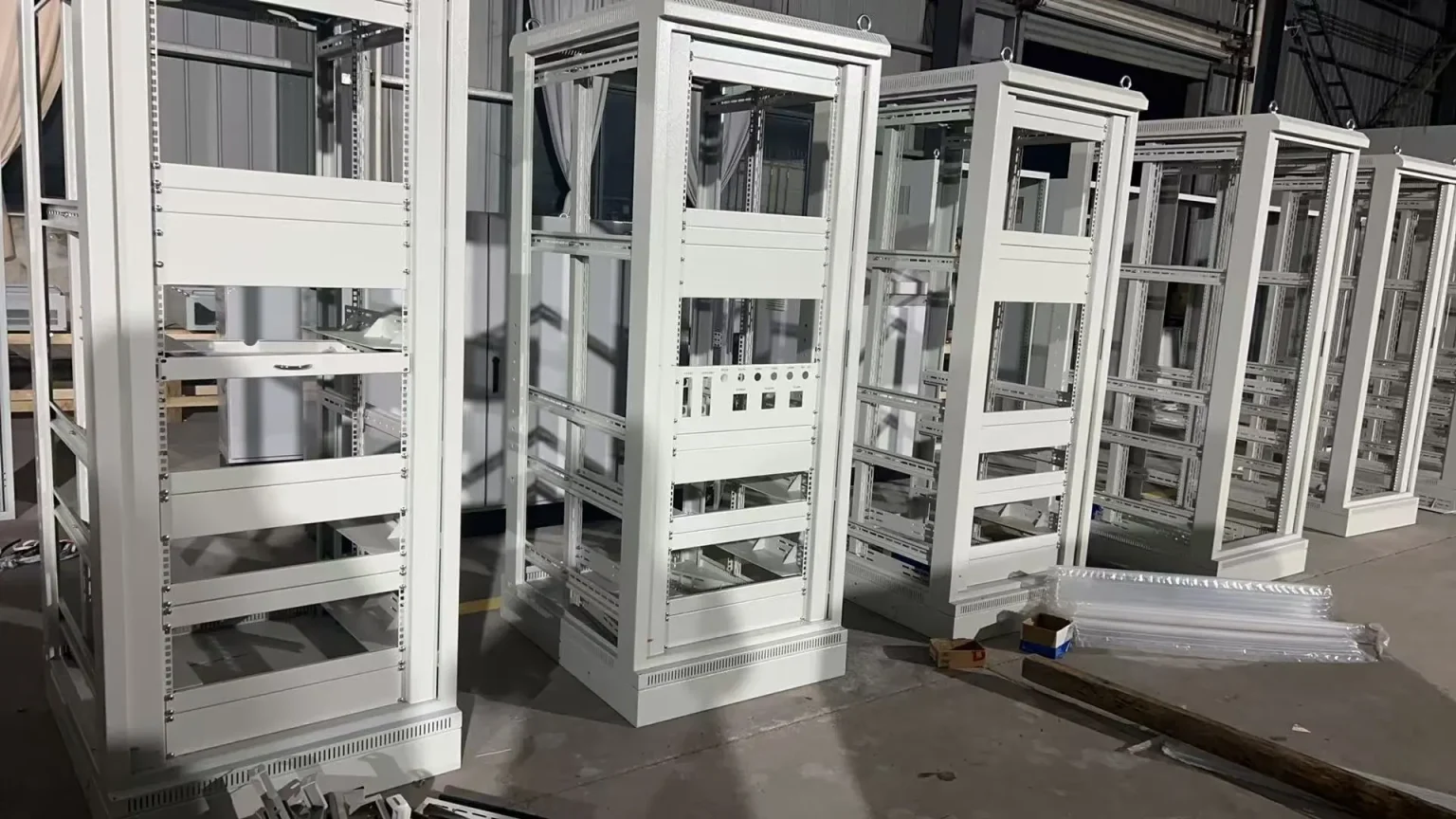 Industrial server rack frames in workshop - Smart Power Unit for Remote Islands in Indonesia - E-Abel - E-Abel - Knowledge Hub - E-Abel - E-Abel Châssis de serveurs industriels en atelier