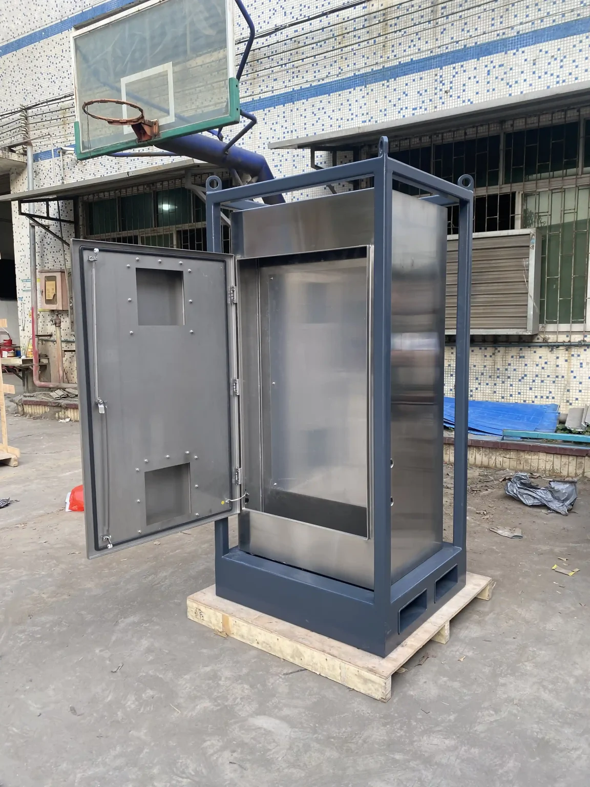 Modular outdoor power cabinet with steel frame structure - Power Modules for Kigali Innovation City Data Center- E-Abel - E-Abel - Knowledge Hub - E-Abel - E-Abel Armoire électrique extérieure modulaire avec structure en acier