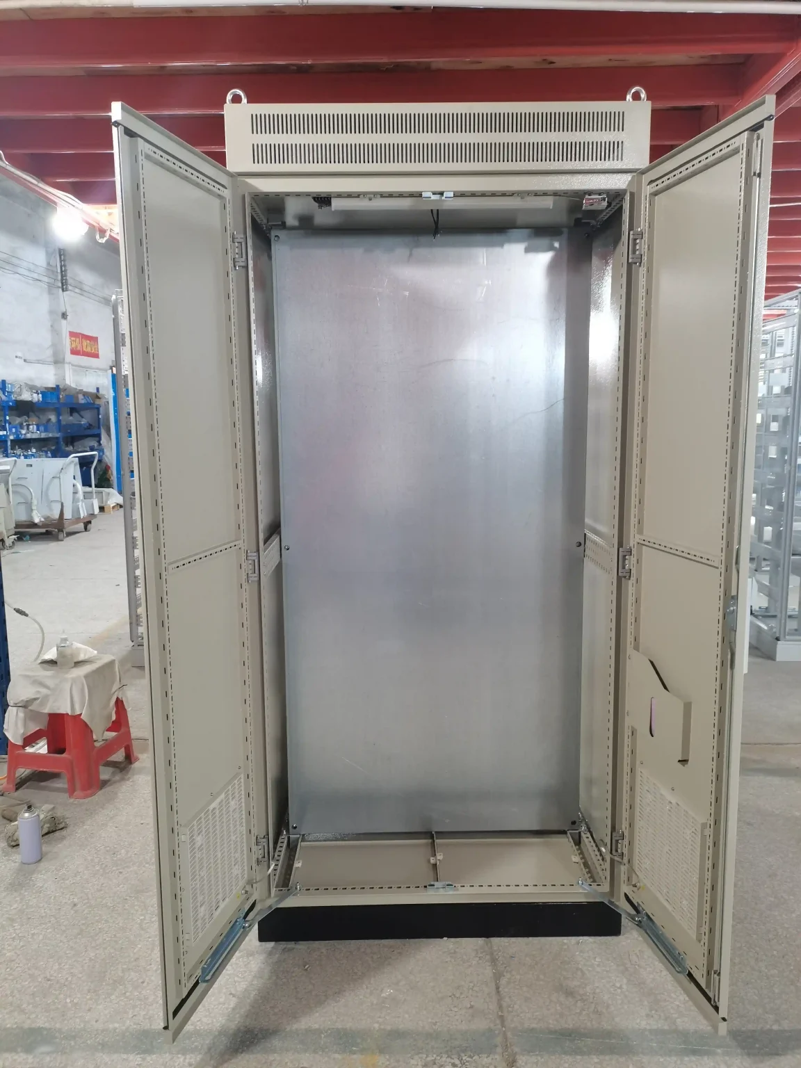 Open double door electrical enclosure cabinet interior view - Island Energy Systems for Greece Cyclades - E-Abel - E-Abel - Knowledge Hub - E-Abel - E-Abel vue intérieure de l'armoire électrique à double porte ouverte