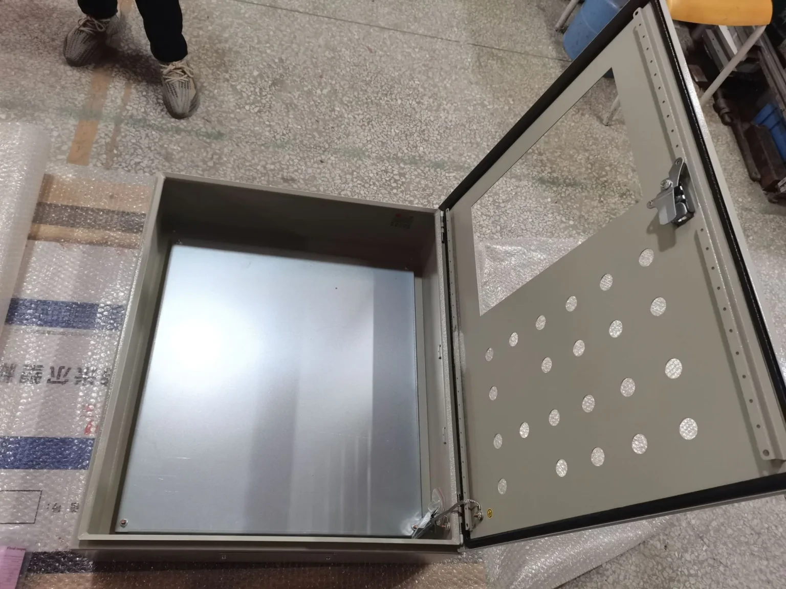 Open wall mount electrical enclosure box - Custom Power Distribution Solution for Iceland Geothermal Power Plant - E-Abel - E-Abel - Knowledge Hub - E-Abel - E-Abel boîtier électrique mural ouvert