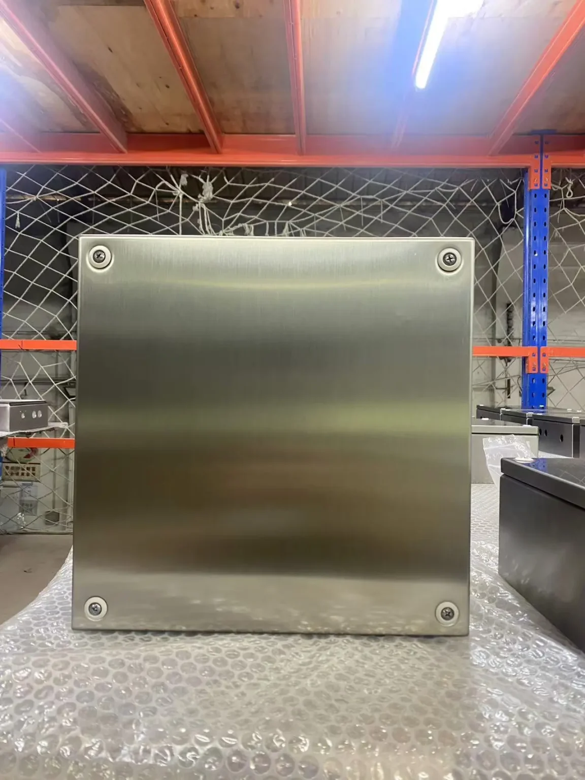 Stainless steel electrical enclosure for harsh environments - Stainless Steel Cases for Israel’s Desert Use - E-Abel - E-Abel - Knowledge Hub - E-Abel - E-Abel Boîtier électrique en acier inoxydable pour environnements difficiles