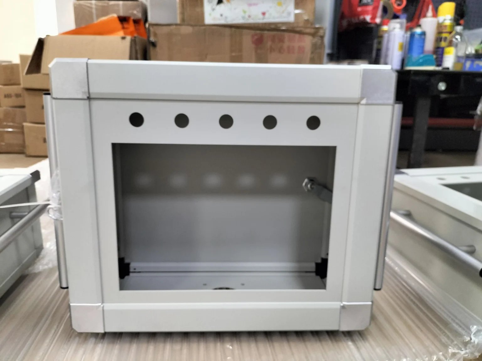 Wall mounted enclosure with front opening panel - HMI Swing Arm Systems for Oman Oil Operations - E-Abel - E-Abel - Knowledge Hub - E-Abel - E-Abel Boîtier mural avec panneau d'ouverture frontale