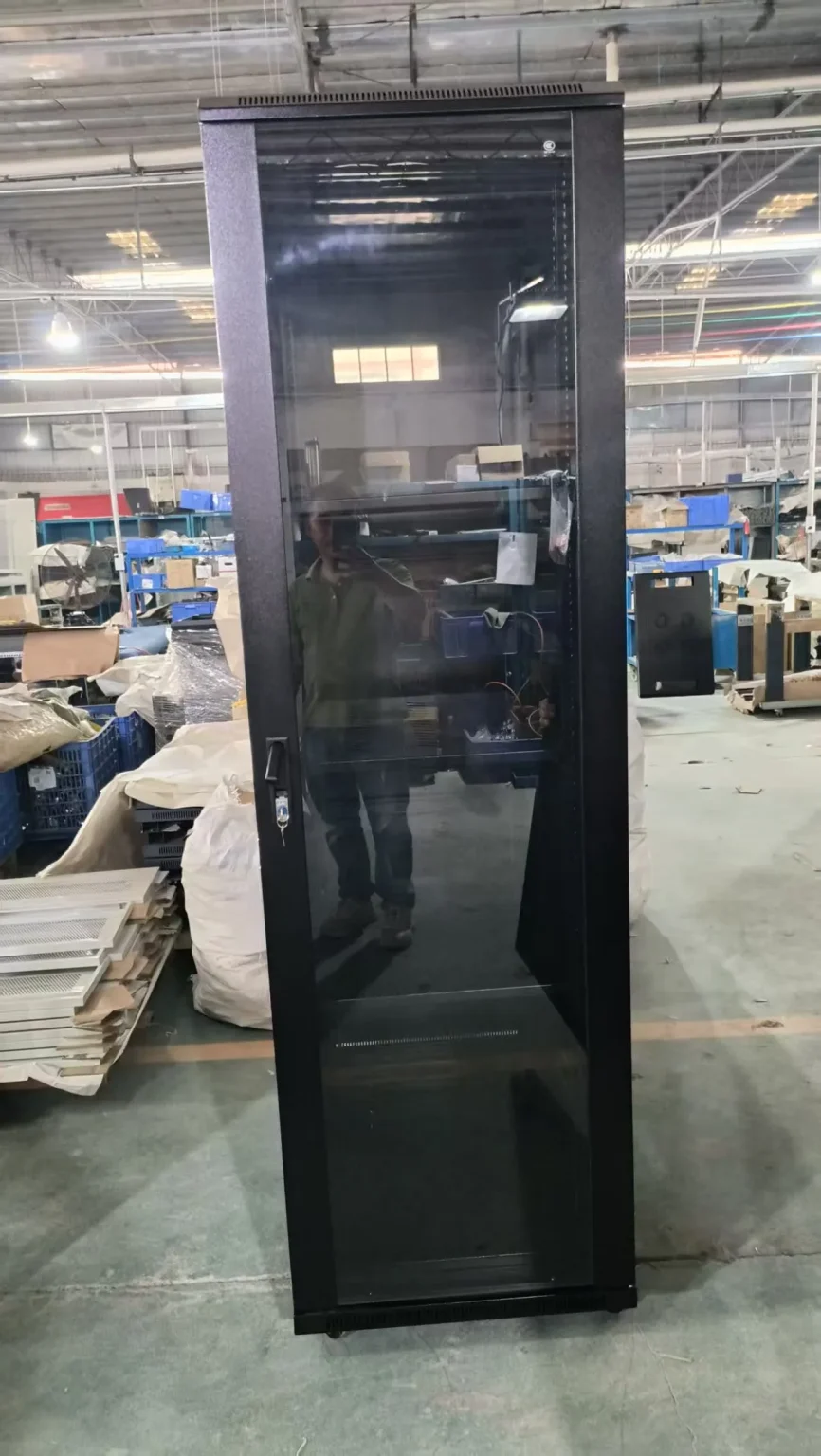 Black floor standing server rack with glass door - Modular Industrial Control Cabinets for Flexible System Integration - E-Abel - E-Abel - Knowledge Hub - E-Abel - E-Abel Baie serveur noire sur pied avec porte vitrée