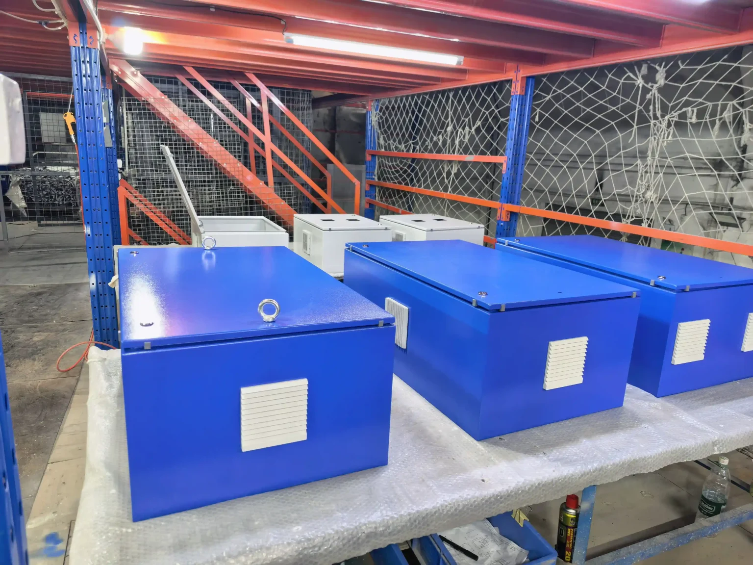 Blue powder coated distribution boxes in factory setting - Blue Distribution Boxes for Philippine Factories - E-Abel - E-Abel - Knowledge Hub - E-Abel - E-Abel Boîtes de distribution à revêtement en poudre bleu en configuration d'usine