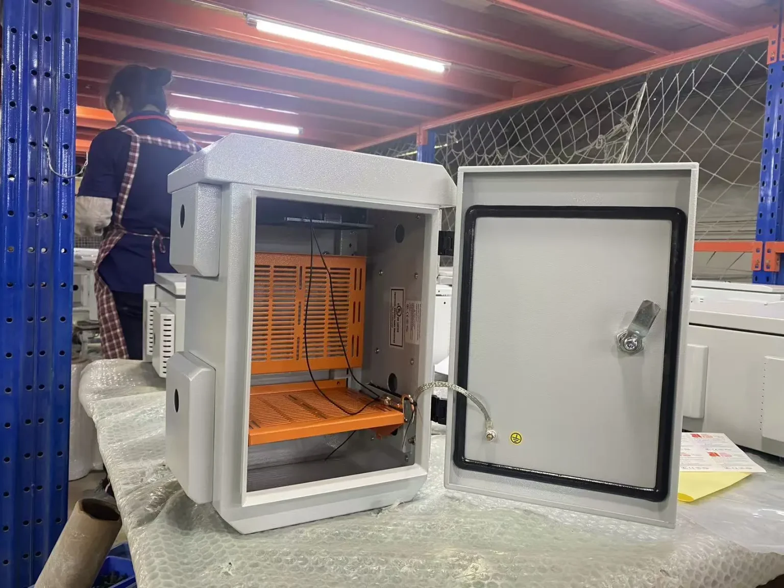 Open communication cabinet showing internal cooling setup - US Telecom Cabinets for Rural Broadband - E-Abel - E-Abel - Knowledge Hub - E-Abel - E-Abel Armoire de communication ouverte montrant le système de refroidissement interne