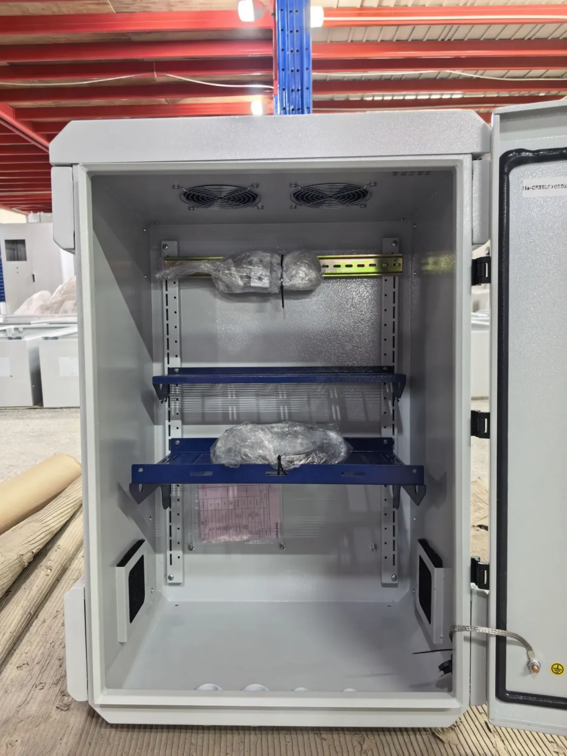 Open outdoor telecom cabinet with cooling fans - Vertical Power Distribution and Emergency System for Landmark Tower in Qatar - E-Abel - E-Abel - Knowledge Hub - E-Abel - E-Abel Armoire de télécommunications extérieure ouverte avec ventilateurs de refroidissement