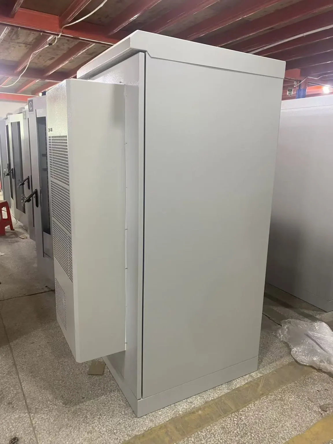 Outdoor cabinet with AC cooling for UK traffic systems - UK Outdoor Cabinet Cooling for Smart Traffic - E-Abel - E-Abel - Knowledge Hub - E-Abel - E-Abel Armoire extérieure avec climatisation pour les systèmes de signalisation routière britanniques