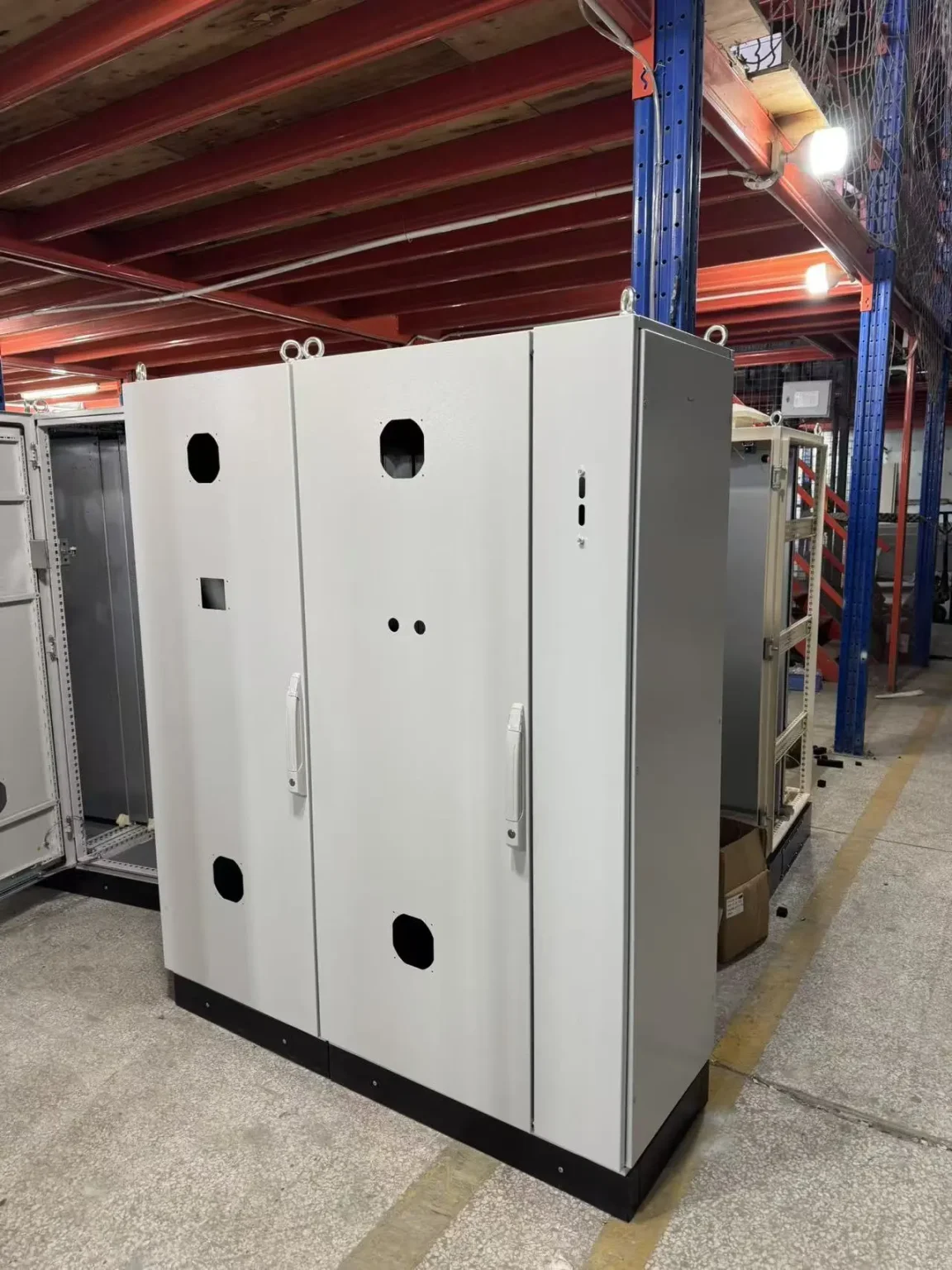 Parallel PS cabinet for industrial power distribution - Parallel PS Cabinets for U.S. Power Systems - E-Abel - E-Abel - Knowledge Hub - E-Abel - E-Abel Armoire électrique parallèle pour la distribution d'énergie industrielle