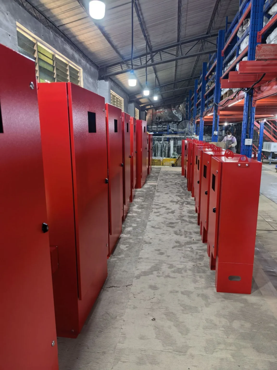 Red electrical cabinets in factory workshop - Fire Safety Control Enclosures for Emergency Protection Systems - E-Abel - E-Abel - Knowledge Hub - E-Abel - E-Abel Armoires électriques rouges dans l'atelier de l'usine
