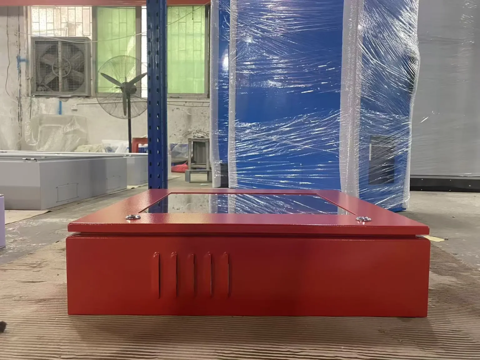 Wall mounted red enclosure with viewing window panel - Red Window Enclosures for Philippines Factories - E-Abel - E-Abel - Knowledge Hub - E-Abel - E-Abel Boîtier rouge mural avec panneau de visualisation